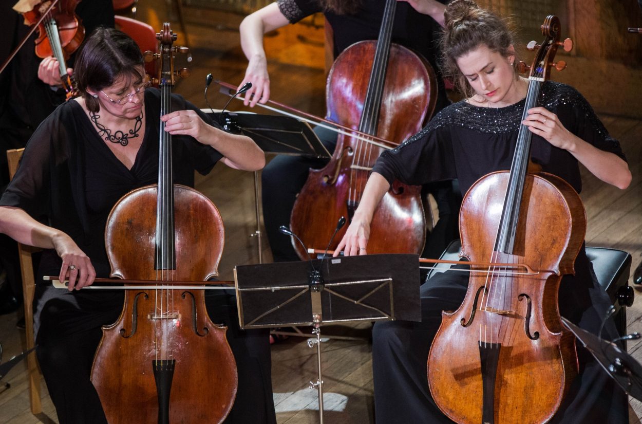 Cellists Catherine Rimer and Luise Buchberger