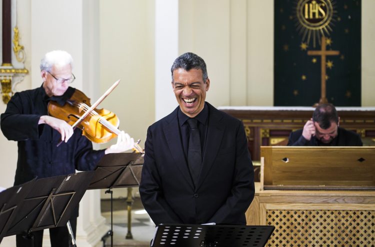 Roderick Williams sings a selection of baroque cantatas with the Orchestra of the Age of Enlightenment